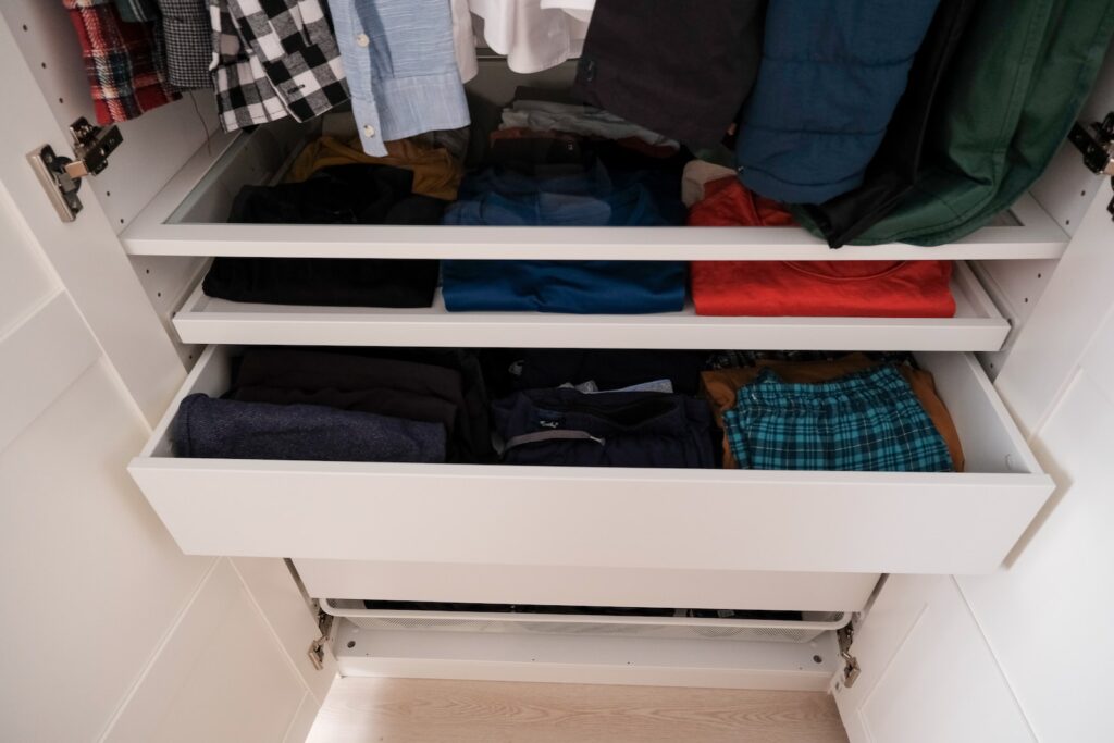 How Do You Arrange Folded Clothes in A Closet