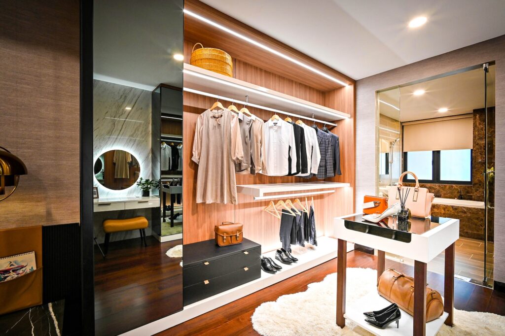 How Do You Organize a Walk in Closet without Drawers